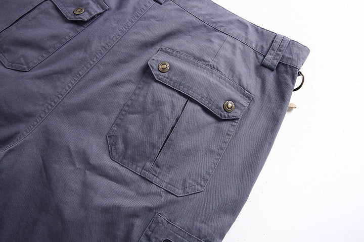"Short tactique homme beige, style cargo, avec poches profondes et ceinture réglable, idéal pour activités extérieures."