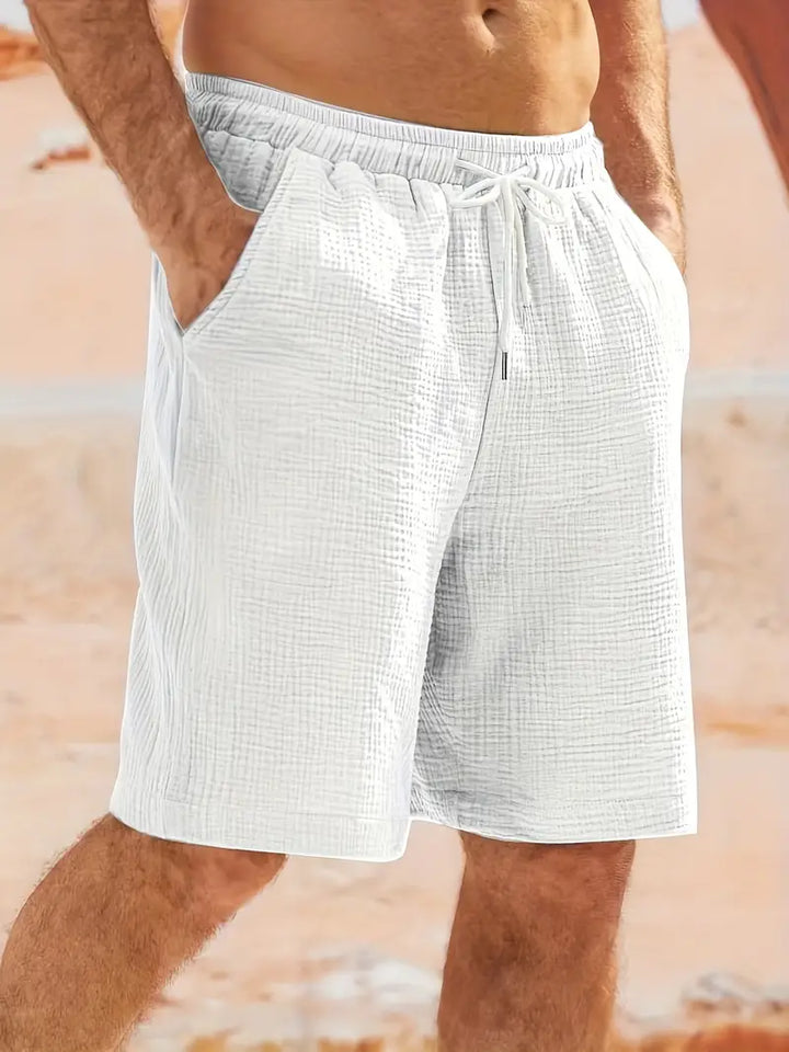 "Shorts décontractés homme, tissu léger, couleurs estivales variées, idéal pour la plage ou les barbecues d'été."