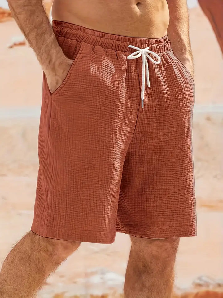 "Shorts décontractés homme, tissu léger, couleurs estivales variées, idéal pour la plage ou les barbecues d'été."