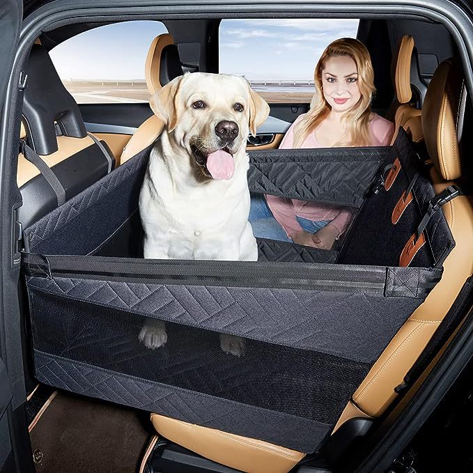 Siège auto confortable pour chien, rembourré avec ceintures de sécurité intégrées et panneaux en maille pour aération.
