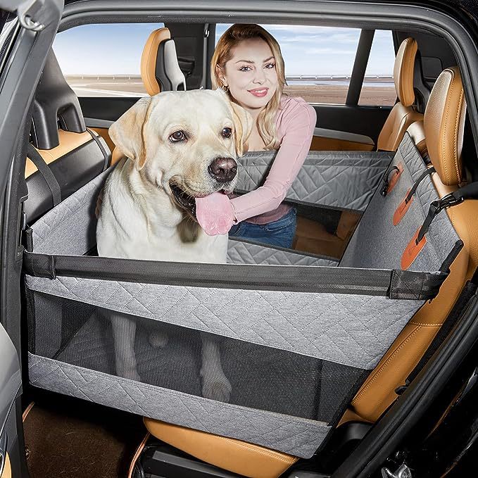 Siège auto confortable pour chien, rembourré avec ceintures de sécurité intégrées et panneaux en maille pour aération.