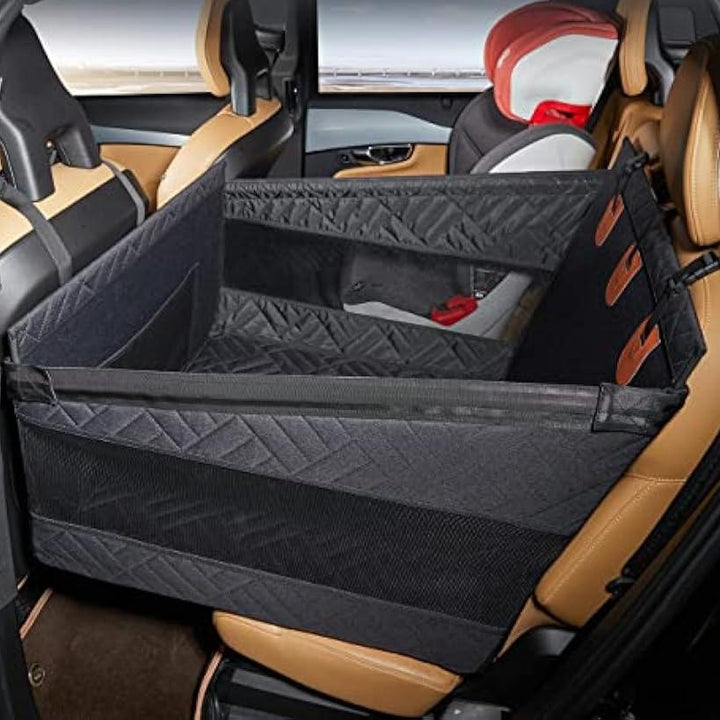 Siège auto confortable pour chien, rembourré avec ceintures de sécurité intégrées et panneaux en maille pour aération.