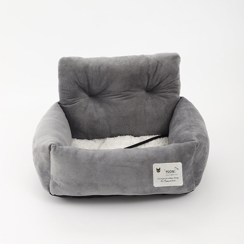 "Siège auto pour chien, tissu molletonné, harnais sécurisé, coussin lavable pour voyage confortable et sûr."