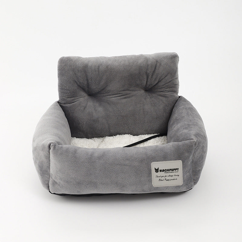 "Siège auto pour chien, tissu molletonné, harnais sécurisé, coussin lavable pour voyage confortable et sûr."