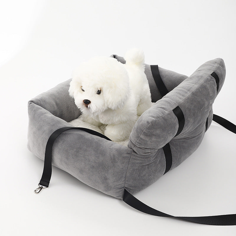 "Siège auto pour chien, tissu molletonné, harnais sécurisé, coussin lavable pour voyage confortable et sûr."