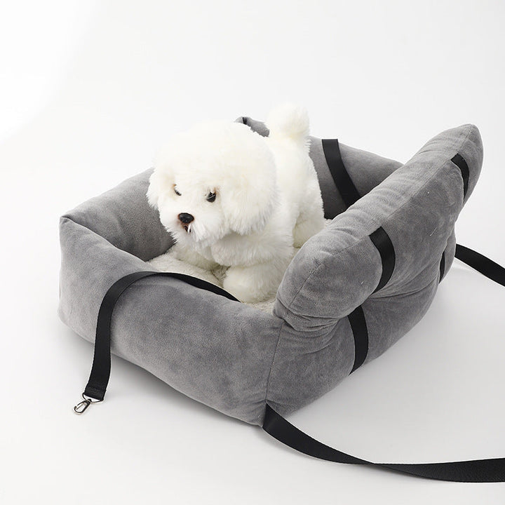 "Siège auto pour chien, tissu molletonné, harnais sécurisé, coussin lavable pour voyage confortable et sûr."