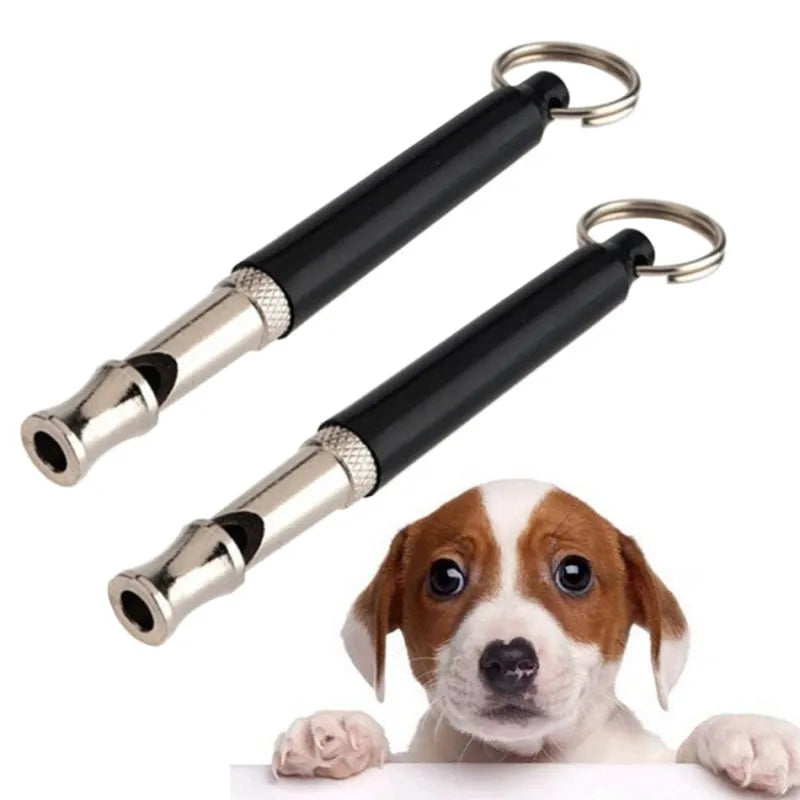 Sifflet ultrasons réglable pour chien, gris, compact, avec porte-clés. Facile à utiliser pour éducation canine efficace.