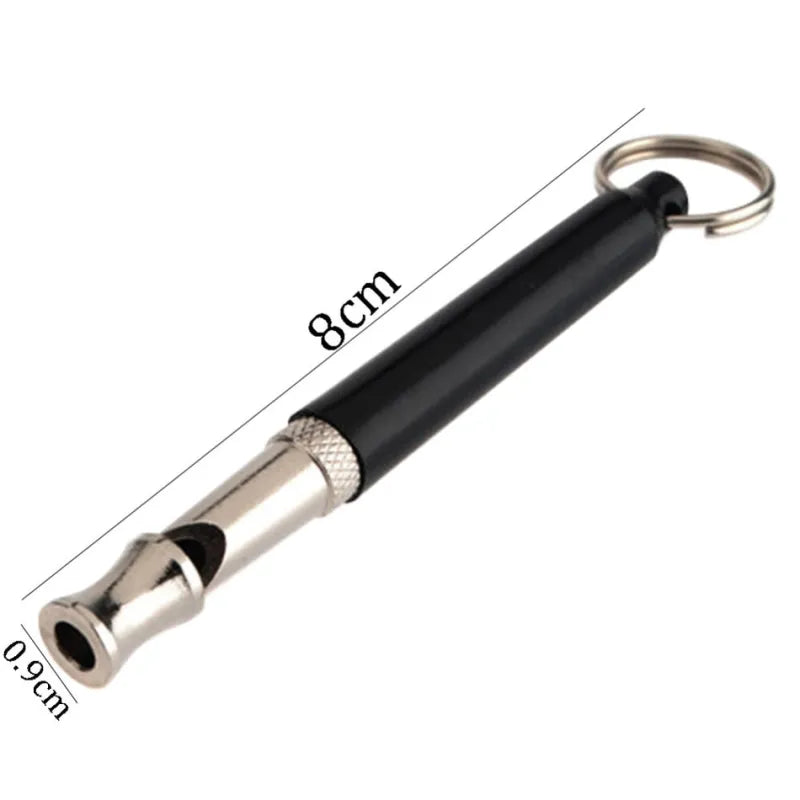 Sifflet ultrasons réglable pour chien, gris, compact, avec porte-clés. Facile à utiliser pour éducation canine efficace.