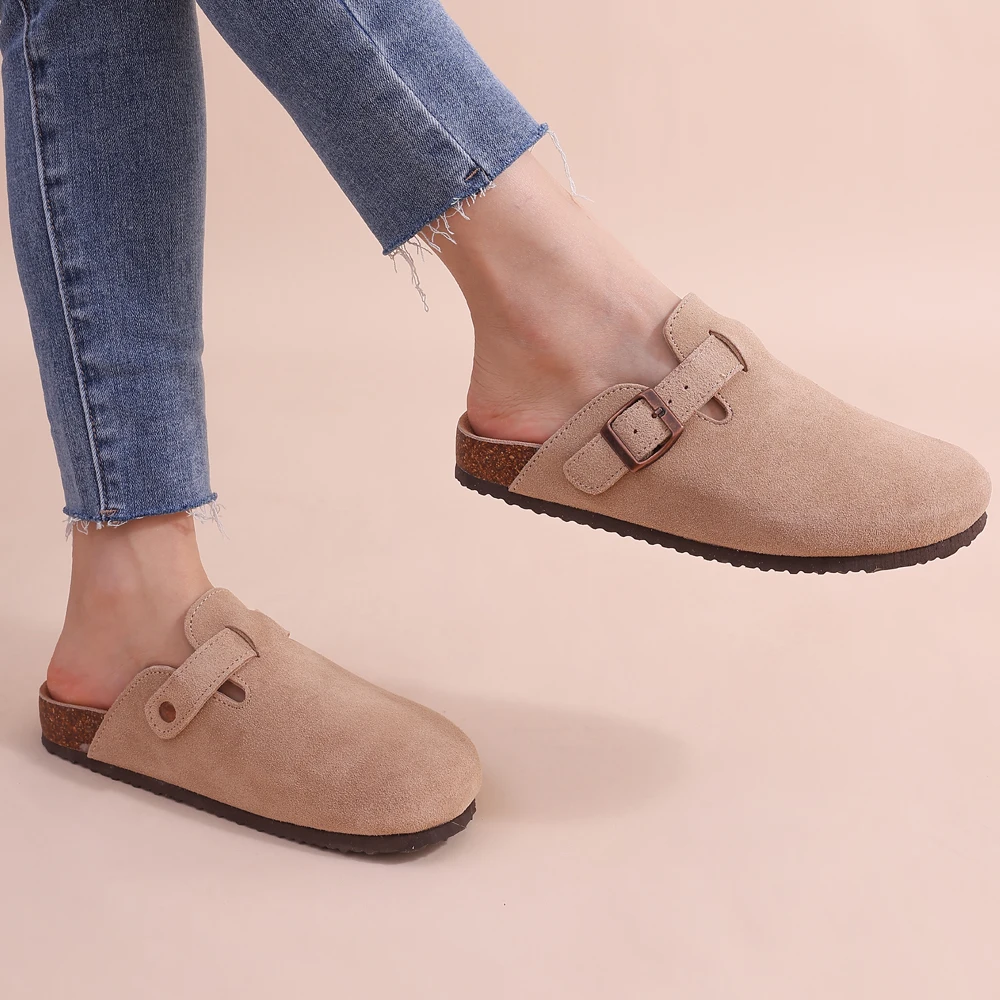 Slippers orthopédiques femme en suède et liège, style classique avec boucle réglable, confort supérieur et élégant.
