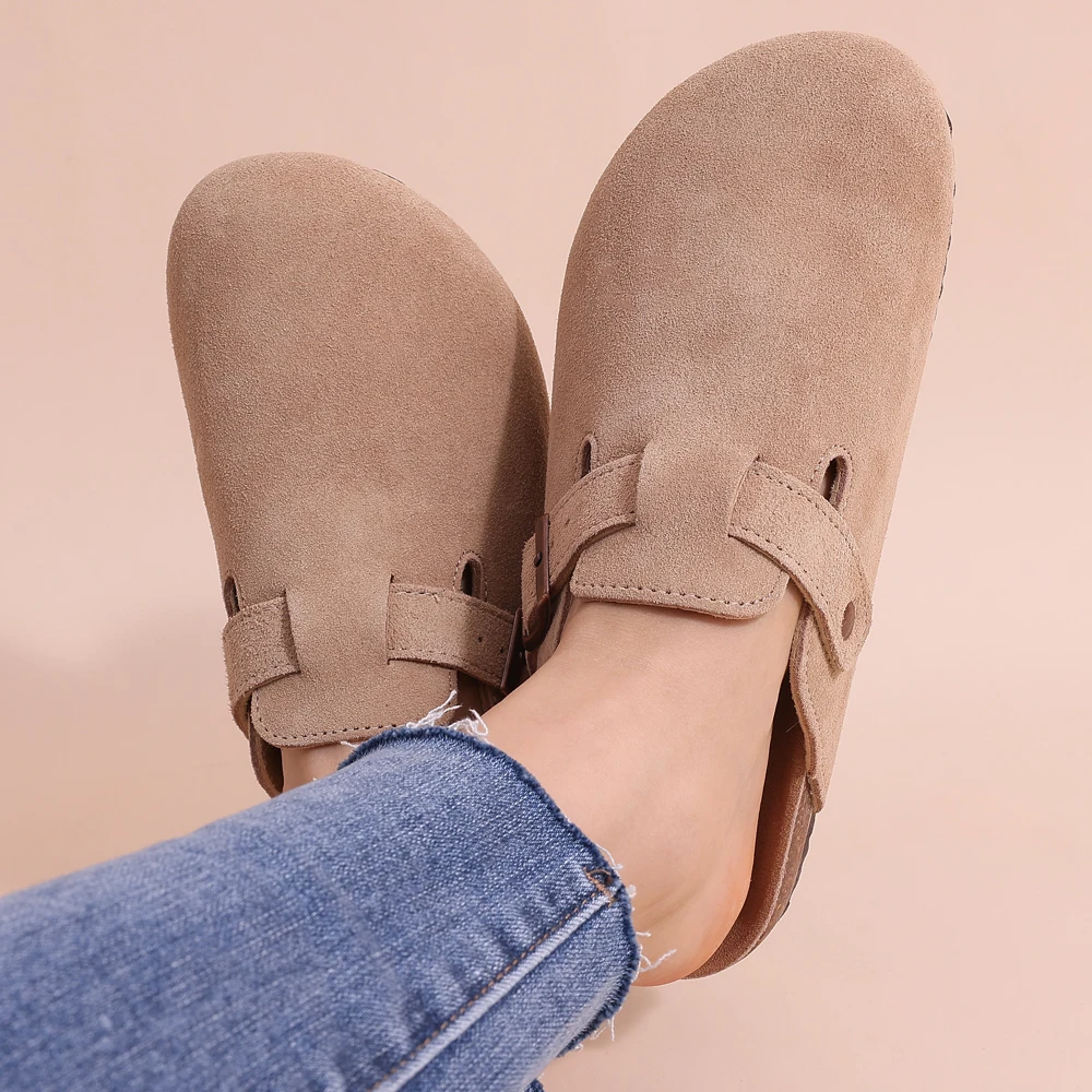 Slippers orthopédiques femme en suède et liège, style classique avec boucle réglable, confort supérieur et élégant.