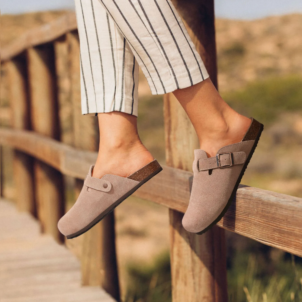 Slippers orthopédiques femme en suède et liège, style classique avec boucle réglable, confort supérieur et élégant.