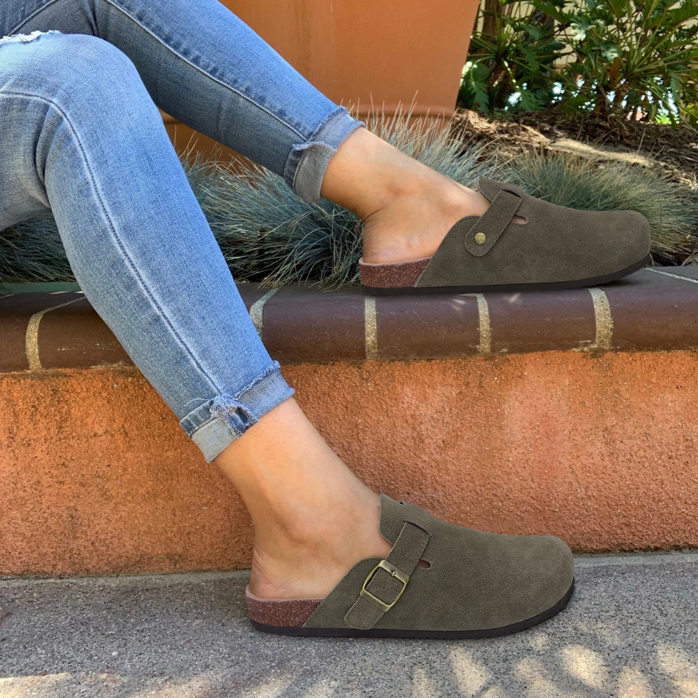 Slippers orthopédiques femme en suède et liège, style classique avec boucle réglable, confort supérieur et élégant.