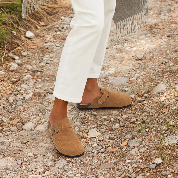 Slippers orthopédiques femme en suède et liège, style classique avec boucle réglable, confort supérieur et élégant.