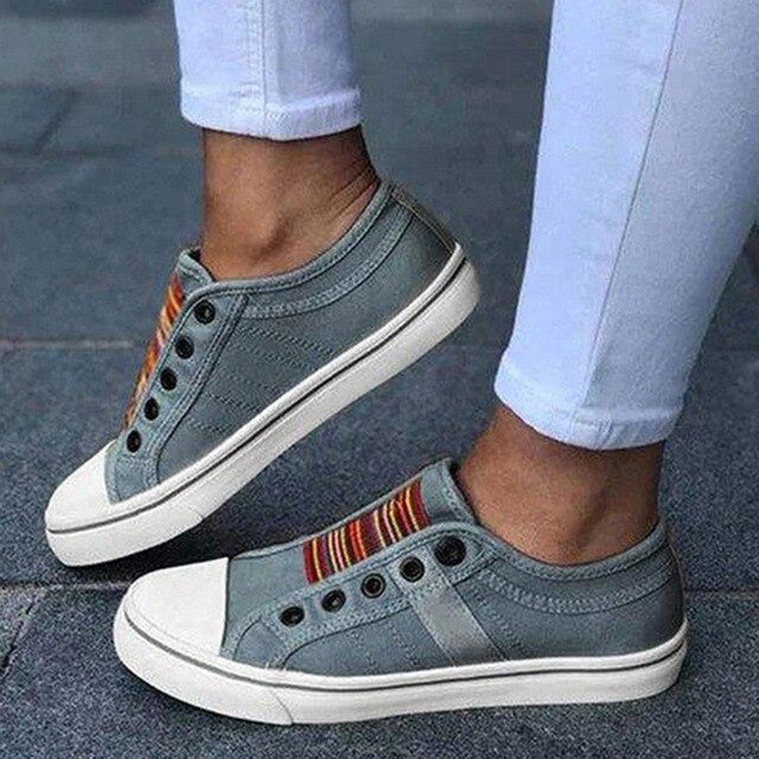 "sneakers basses femme en toile grise élégantes et confortables, design minimaliste, semelle plate, style chic et moderne"