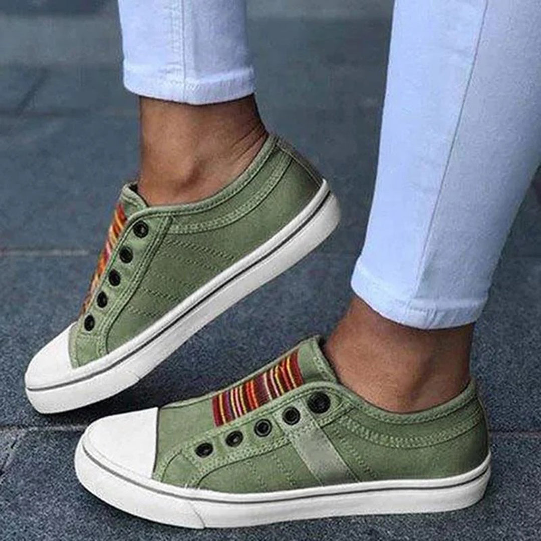 "sneakers basses femme en toile grise élégantes et confortables, design minimaliste, semelle plate, style chic et moderne"