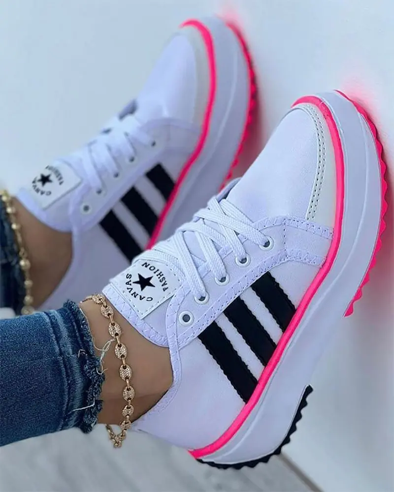 Sneakers colorées pour femme en blanc, bleu, rose, noir; confortables, légères, respirantes, avec semelle antidérapante.