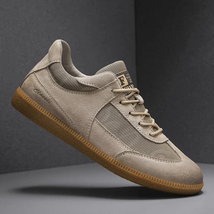 Sneakers en cuir italien pour homme, design élégant noir, semelle antidérapante, confort et style premium.
