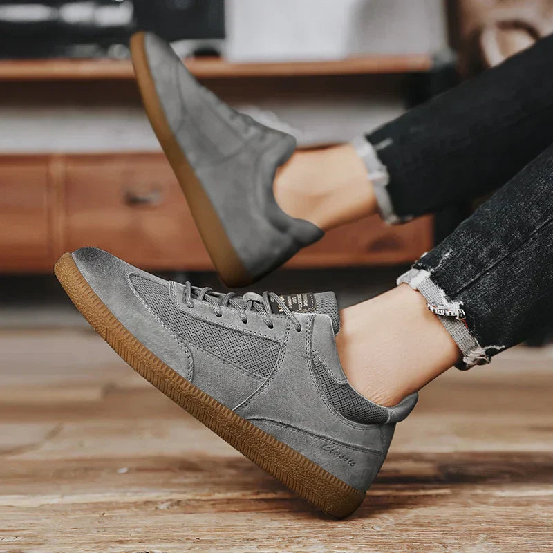 Sneakers en cuir italien pour homme, design élégant noir, semelle antidérapante, confort et style premium.