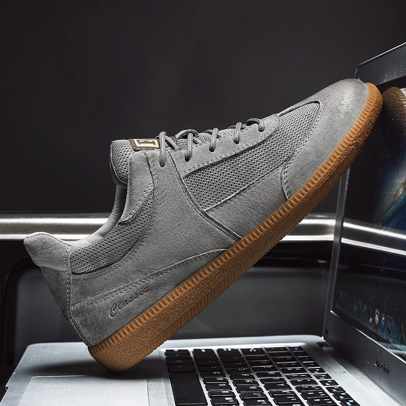 Sneakers en cuir italien pour homme, design élégant noir, semelle antidérapante, confort et style premium.
