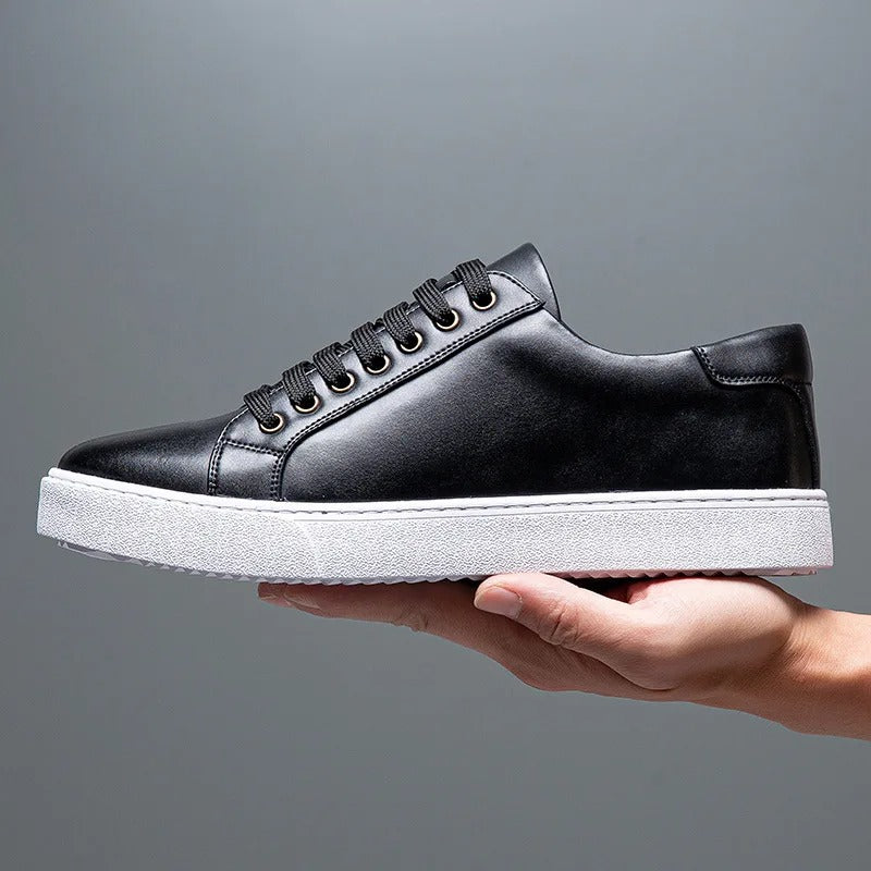"Sneakers en cuir véritable pour homme, confort exceptionnel et style moderne, semelle ergonomique, couleur classique."