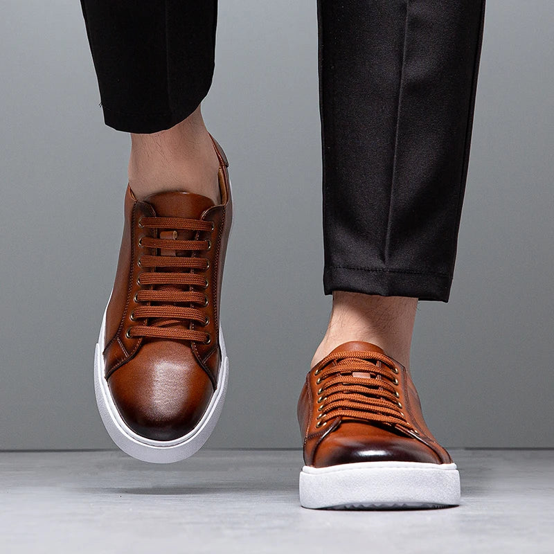 "Sneakers en cuir véritable pour homme, confort exceptionnel et style moderne, semelle ergonomique, couleur classique."