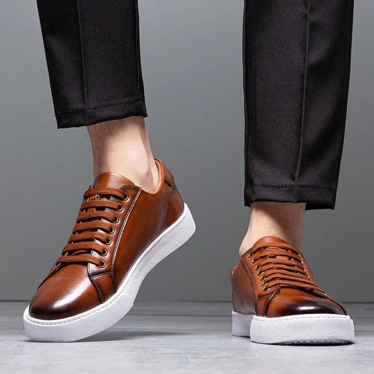 "Sneakers en cuir véritable pour homme, confort exceptionnel et style moderne, semelle ergonomique, couleur classique."