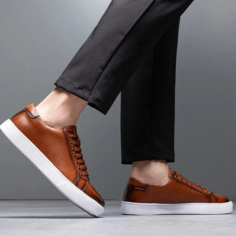 "Sneakers en cuir véritable pour homme, confort exceptionnel et style moderne, semelle ergonomique, couleur classique."