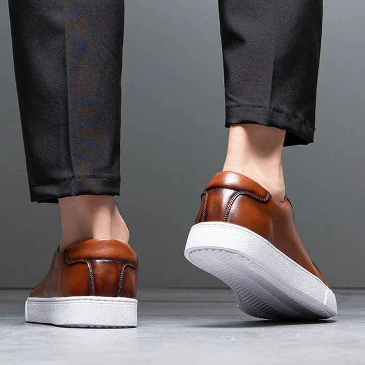 "Sneakers en cuir véritable pour homme, confort exceptionnel et style moderne, semelle ergonomique, couleur classique."