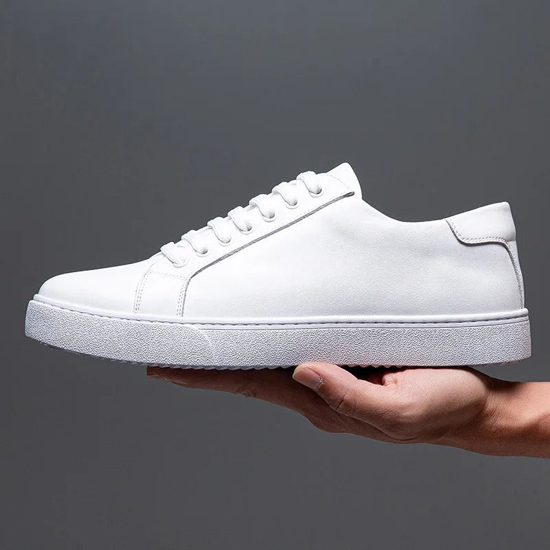 "Sneakers en cuir véritable pour homme, confort exceptionnel et style moderne, semelle ergonomique, couleur classique."