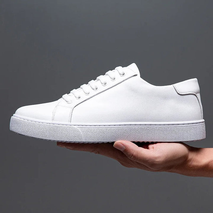 "Sneakers en cuir véritable pour homme, confort exceptionnel et style moderne, semelle ergonomique, couleur classique."