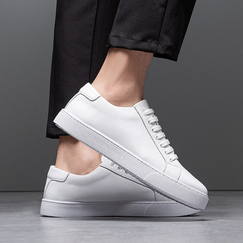 "Sneakers en cuir véritable pour homme, confort exceptionnel et style moderne, semelle ergonomique, couleur classique."