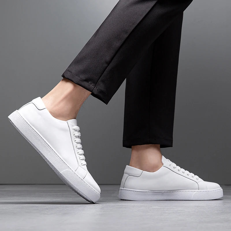 "Sneakers en cuir véritable pour homme, confort exceptionnel et style moderne, semelle ergonomique, couleur classique."