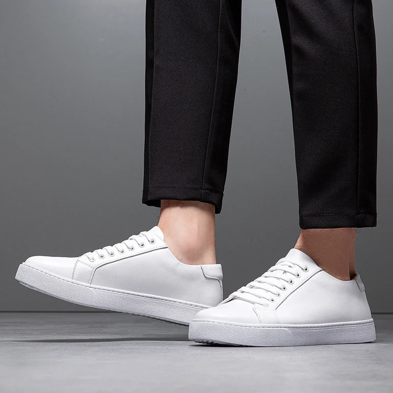 "Sneakers en cuir véritable pour homme, confort exceptionnel et style moderne, semelle ergonomique, couleur classique."