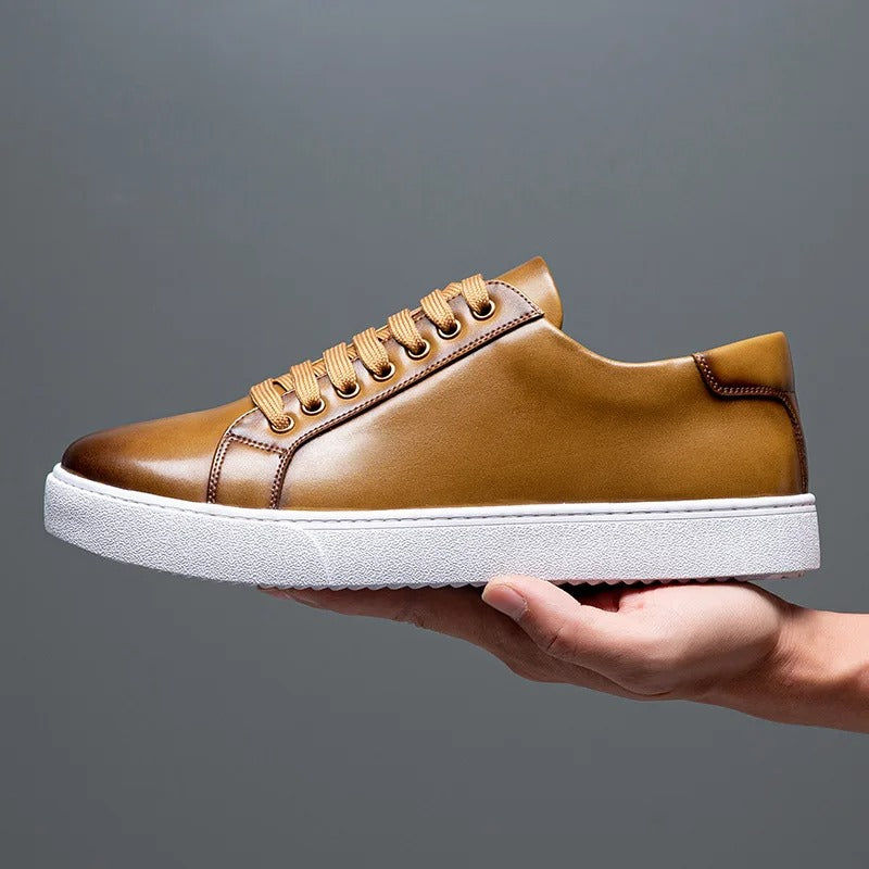 "Sneakers en cuir véritable pour homme, confort exceptionnel et style moderne, semelle ergonomique, couleur classique."