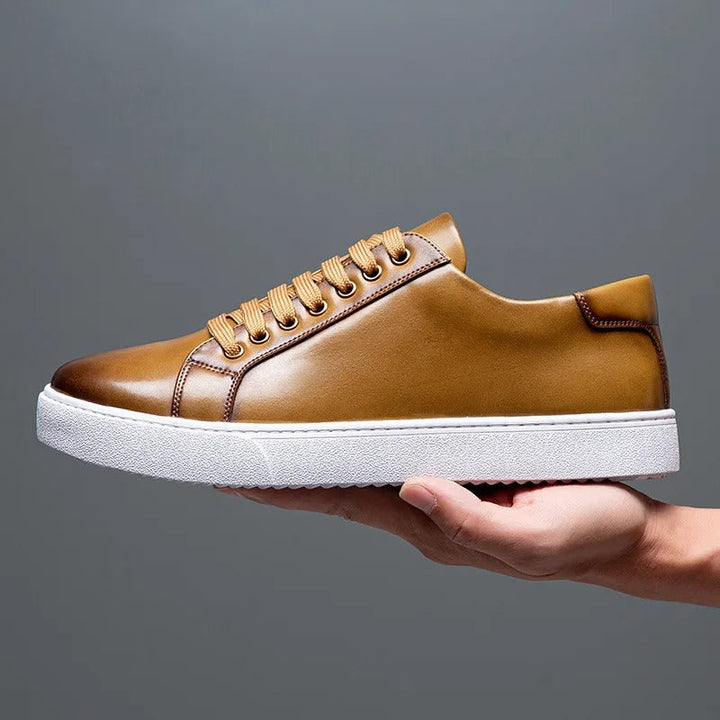 "Sneakers en cuir véritable pour homme, confort exceptionnel et style moderne, semelle ergonomique, couleur classique."