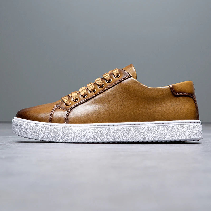 "Sneakers en cuir véritable pour homme, confort exceptionnel et style moderne, semelle ergonomique, couleur classique."