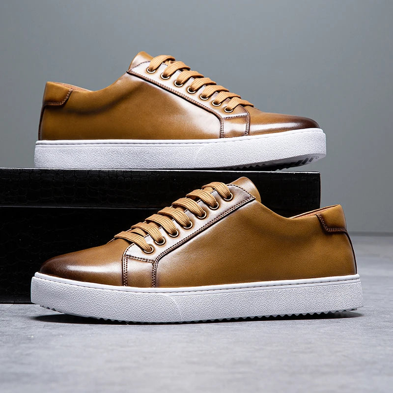 "Sneakers en cuir véritable pour homme, confort exceptionnel et style moderne, semelle ergonomique, couleur classique."