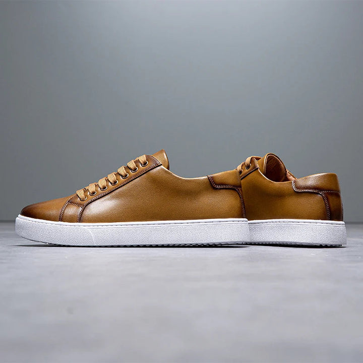 "Sneakers en cuir véritable pour homme, confort exceptionnel et style moderne, semelle ergonomique, couleur classique."