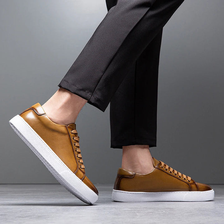 "Sneakers en cuir véritable pour homme, confort exceptionnel et style moderne, semelle ergonomique, couleur classique."