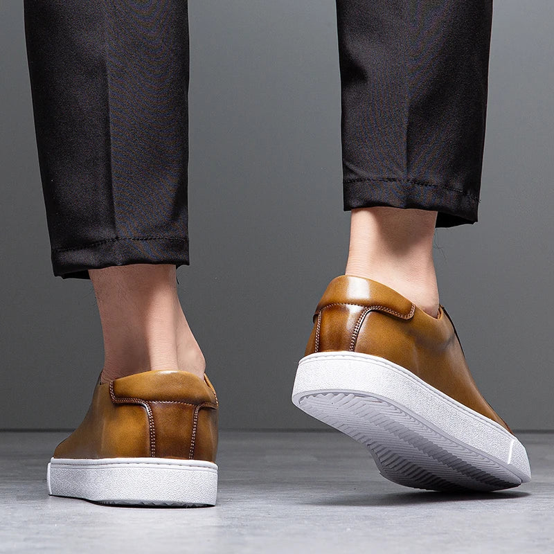 "Sneakers en cuir véritable pour homme, confort exceptionnel et style moderne, semelle ergonomique, couleur classique."