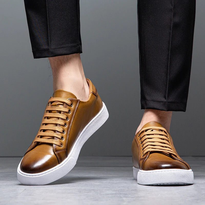 "Sneakers en cuir véritable pour homme, confort exceptionnel et style moderne, semelle ergonomique, couleur classique."