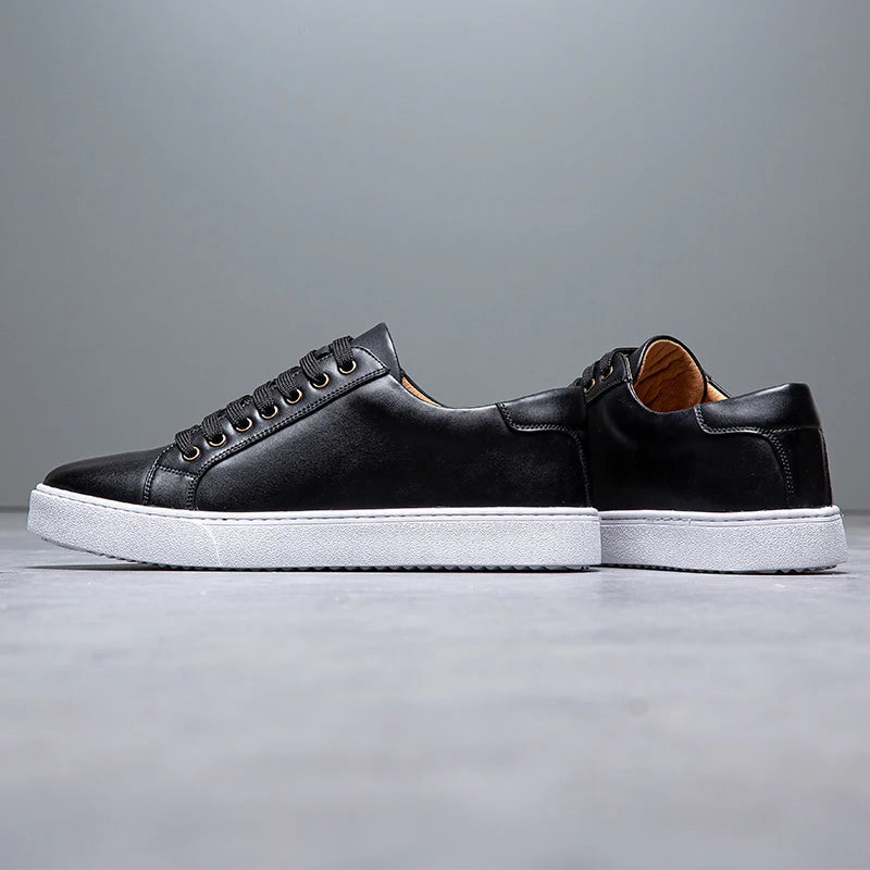 "Sneakers en cuir véritable pour homme, confort exceptionnel et style moderne, semelle ergonomique, couleur classique."