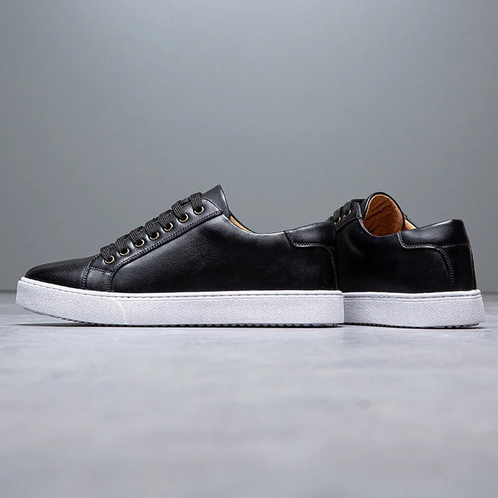 "Sneakers en cuir véritable pour homme, confort exceptionnel et style moderne, semelle ergonomique, couleur classique."