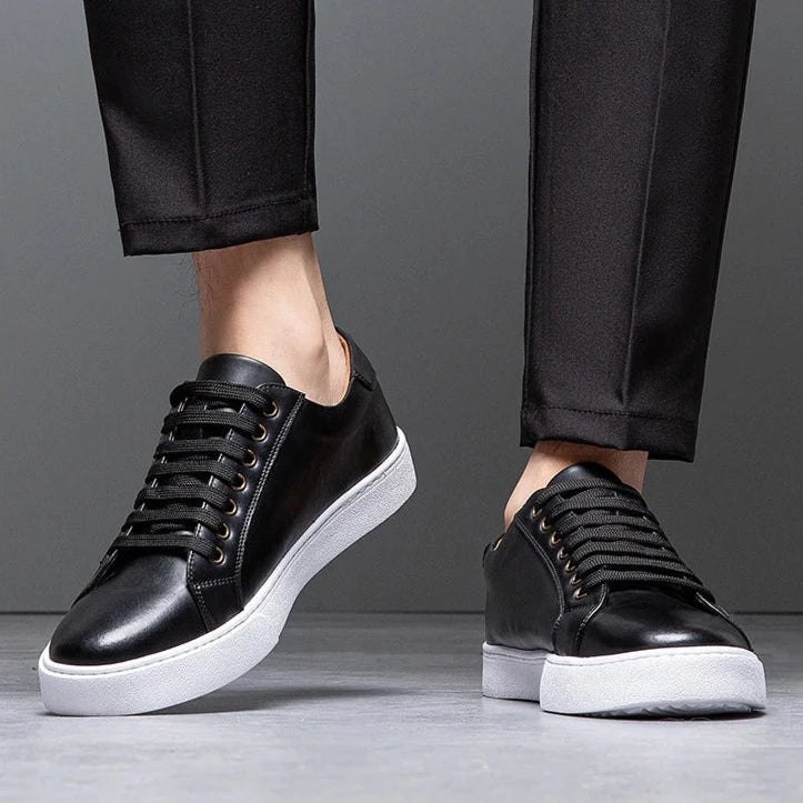 "Sneakers en cuir véritable pour homme, confort exceptionnel et style moderne, semelle ergonomique, couleur classique."