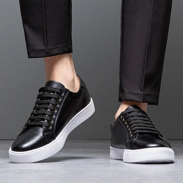 "Sneakers en cuir véritable pour homme, confort exceptionnel et style moderne, semelle ergonomique, couleur classique."
