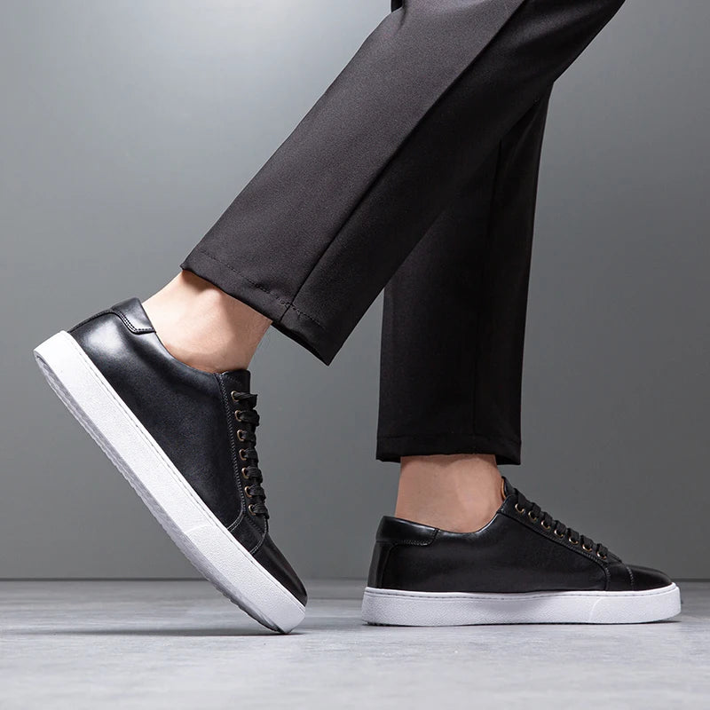"Sneakers en cuir véritable pour homme, confort exceptionnel et style moderne, semelle ergonomique, couleur classique."