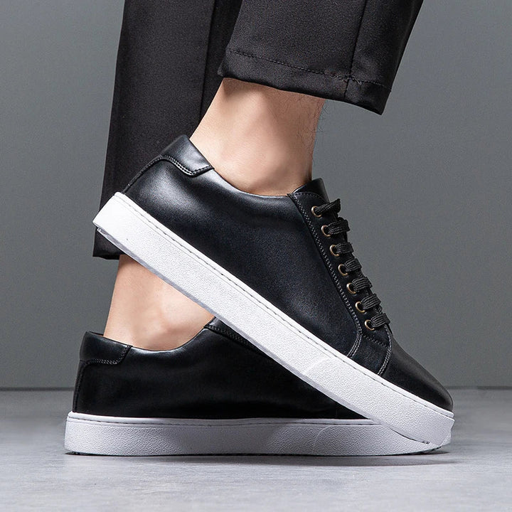 "Sneakers en cuir véritable pour homme, confort exceptionnel et style moderne, semelle ergonomique, couleur classique."