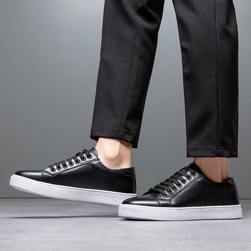 "Sneakers en cuir véritable pour homme, confort exceptionnel et style moderne, semelle ergonomique, couleur classique."