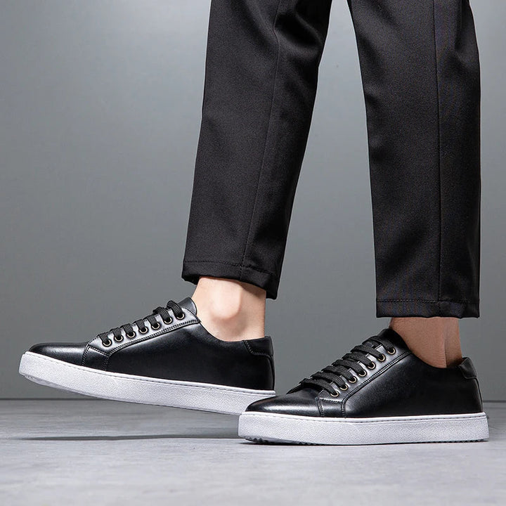 "Sneakers en cuir véritable pour homme, confort exceptionnel et style moderne, semelle ergonomique, couleur classique."