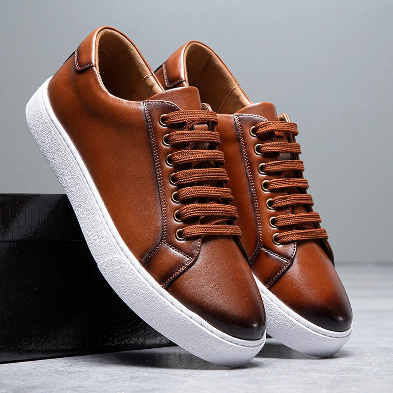 "Sneakers en cuir véritable pour homme, confort exceptionnel et style moderne, semelle ergonomique, couleur classique."